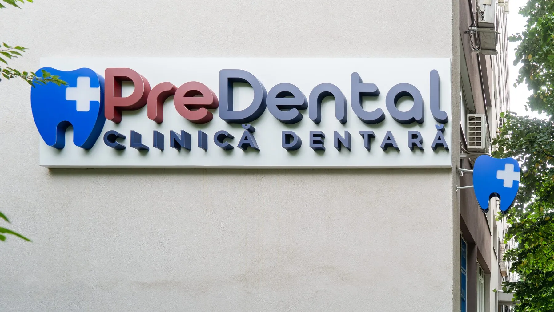 Firma PreDental Clinică Dentară pe fațada clădirii