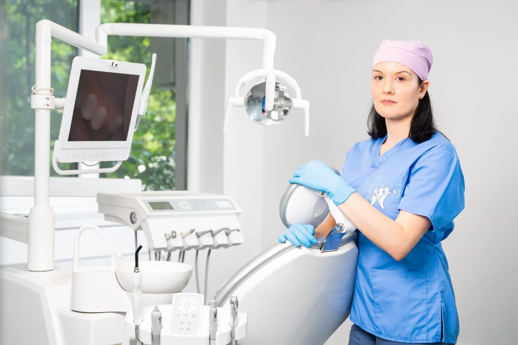 Dr. Suzana Gabara lângă unitul dentar din cabinetul PreDental