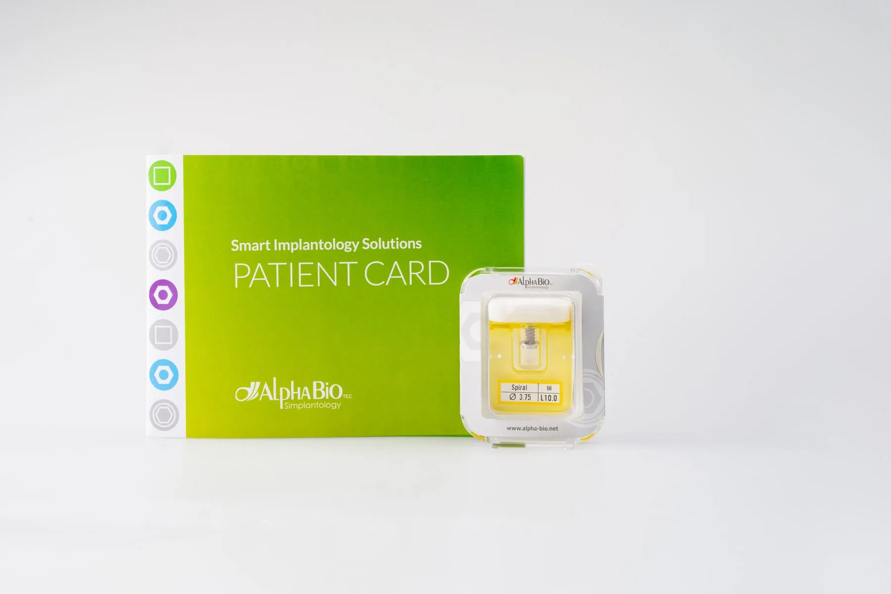 Implant dentar AlphaBio în ambalajul steril, lângă cardul de pacient
